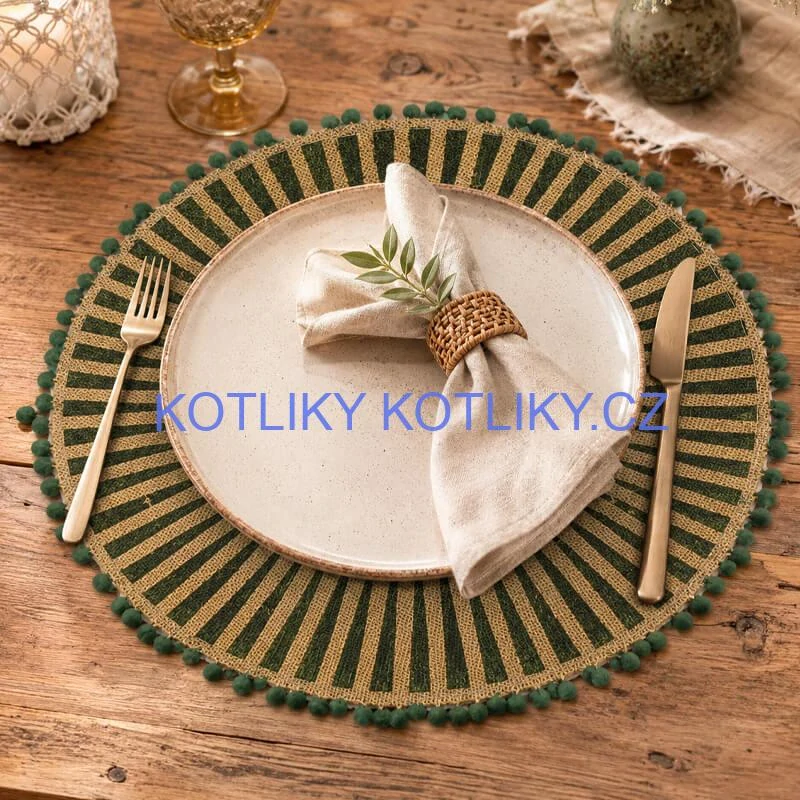 Kulatá jutová podložka pod talíř zelená s bambulkami 37 cm