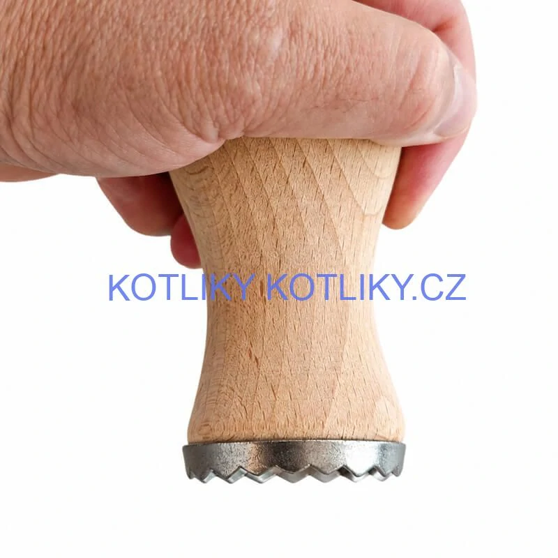 Ruční tlouček na maso s dřevěnou rukojetí